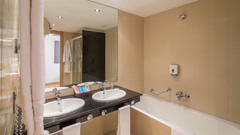 Badrum på Centric Atiram hotell Centric Atiram hotel badrum