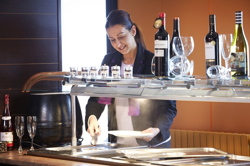 Buffé Hotel Caribou kvinna vid buffé baren